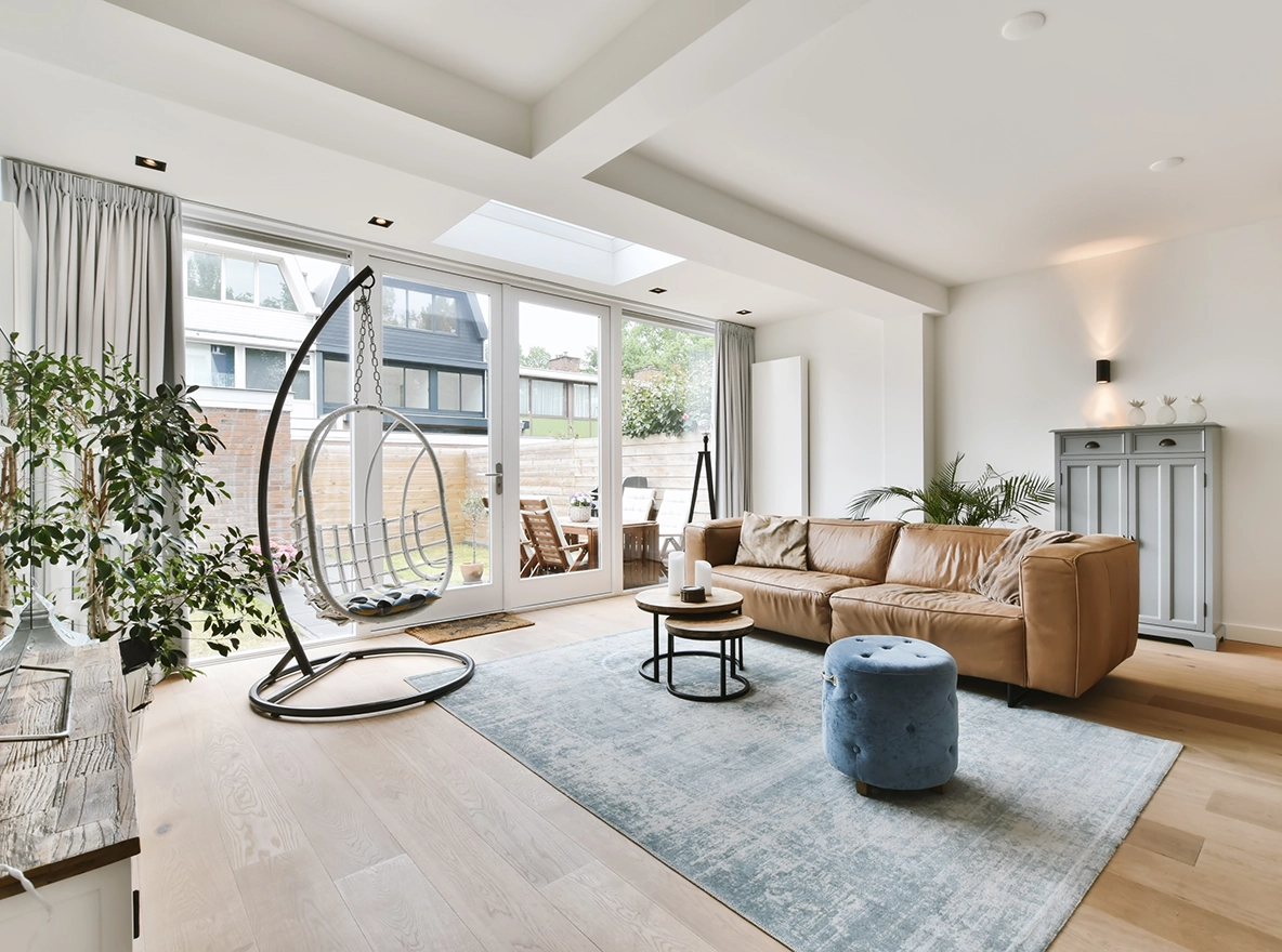 Heller Wohnbereich mit Terrassenzugang in einer Wohnimmobilie
